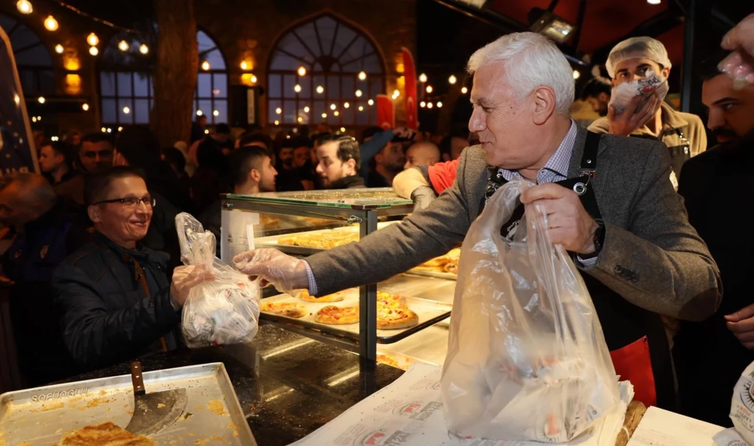 Bursa Büyükşehir Belediye Başkanı Mustafa Bozbey, Ramazan’ın bereketini Abdal Meydanı’nda
