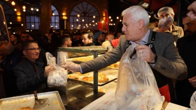 Bursa Büyükşehir Belediye Başkanı Mustafa Bozbey, Ramazan’ın bereketini Abdal Meydanı’nda