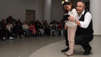 Osmangazi Belediyesi’nin Ramazan etkinlikleri kapsamında düzenlediği sihirbaz gösterisi çocuklara keyifli