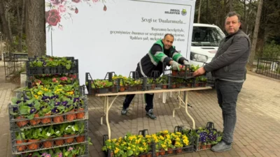 İnegöl Belediyesi, Ramazan Bayramı arifesinde mezarlık ziyaretine gelen vatandaşlara ücretsiz