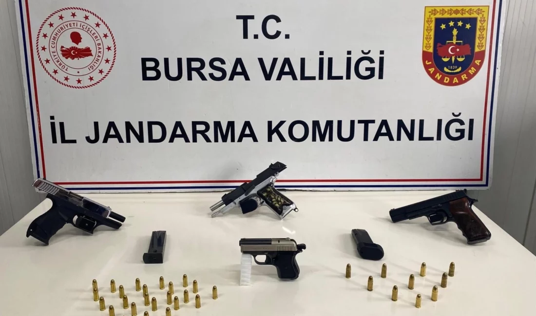 Bursa İl Jandarma Komutanlığı ekiplerinin İnegöl’de düzenlediği operasyonda ruhsatsız tabancalar
