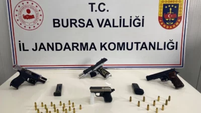 Bursa İl Jandarma Komutanlığı ekiplerinin İnegöl’de düzenlediği operasyonda ruhsatsız tabancalar