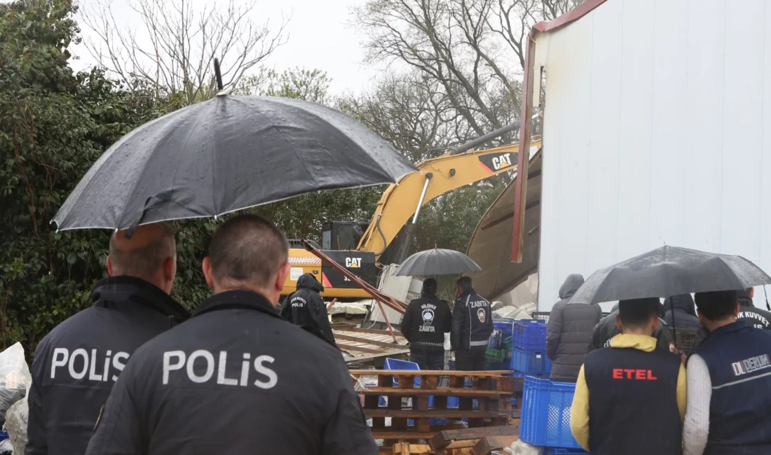 Bursa'da Nilüfer Belediyesi yıkım ekipleri, soğuk ve yağışlı havaya rağmen