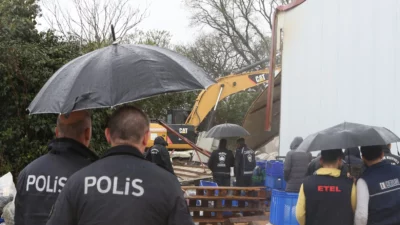 Bursa'da Nilüfer Belediyesi yıkım ekipleri, soğuk ve yağışlı havaya rağmen