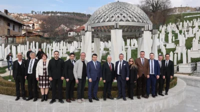 Bursa Büyükşehir Belediyesi’nin kardeş şehir Saraybosna’da düzenlediği iftar programı, yüzlerce