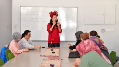 Bursa Osmangazi Belediyesi’nin düzenlediği ‘Marteniçka Atölyesi’, kadınlara Balkan kökenli geleneksel