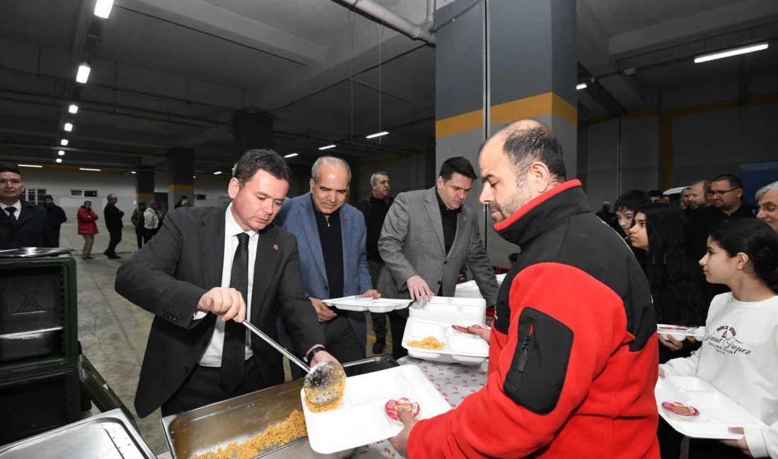 Bursa'da Osmangazi Belediye Başkanı Erkan Aydın, Yunuseli Mahallesi’nde düzenlenen iftar