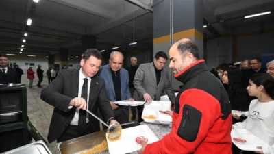 Bursa'da Osmangazi Belediye Başkanı Erkan Aydın, Yunuseli Mahallesi’nde düzenlenen iftar