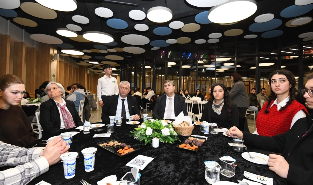 Bursa'da Osmangazi Belediyesi, üniversitelerin gençlik kulübü başkanlarını Osmangazi Gösteri Merkezi’nde