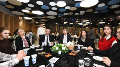 Bursa'da Osmangazi Belediyesi, üniversitelerin gençlik kulübü başkanlarını Osmangazi Gösteri Merkezi’nde