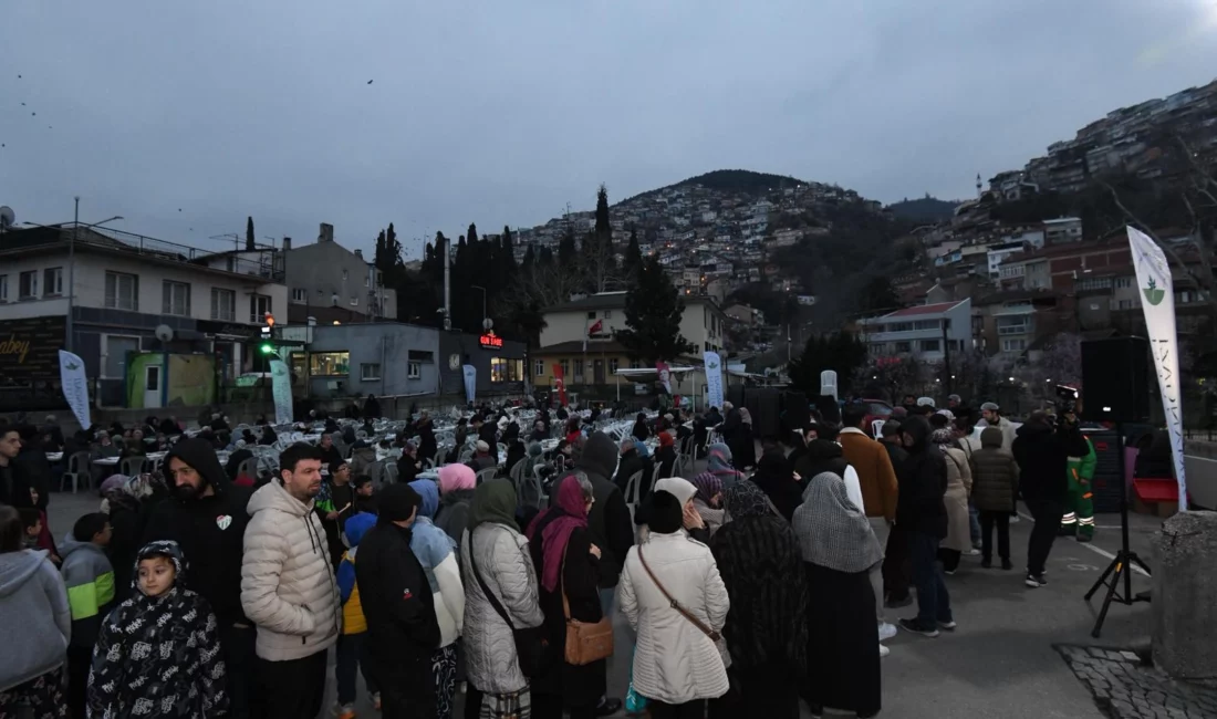 Ramazan ayının manevi atmosferi Osmangazi’de kurulan gönül sofralarında yaşanmaya devam