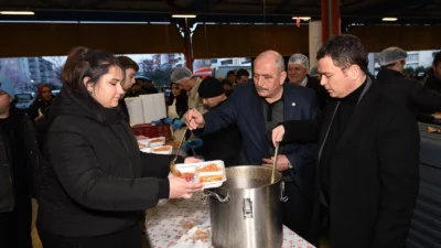 Bursa'da Osmangazi Belediyesi’nin mahalle iftarları kapsamında Hamitler Mahallesi’nde kurduğu gönül