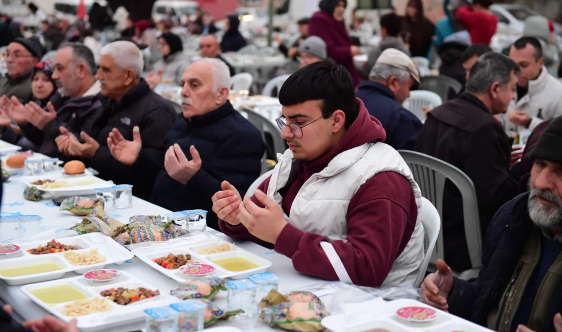 Bursa Osmangazi Belediyesi’nin Ramazan ayı boyunca mahalle mahalle kurduğu iftar