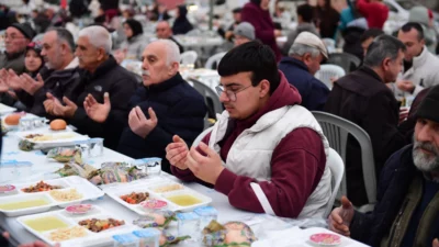 Bursa Osmangazi Belediyesi’nin Ramazan ayı boyunca mahalle mahalle kurduğu iftar