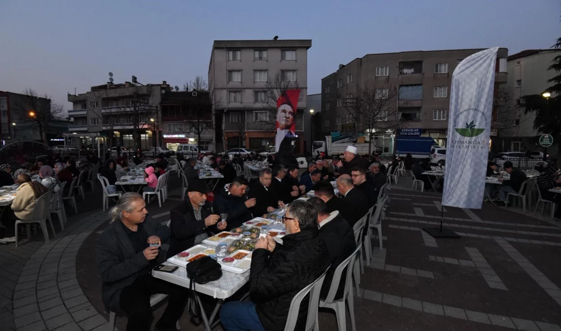 Bursa'da Osmangazi Belediyesi’nin Bağlarbaşı Mahallesi’nde kurduğu gönül sofrası, yüzlerce vatandaşı