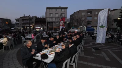Bursa'da Osmangazi Belediyesi’nin Bağlarbaşı Mahallesi’nde kurduğu gönül sofrası, yüzlerce vatandaşı