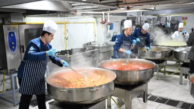 Bursa Büyükşehir Belediyesi, düzenlediği etkinlikler ve verdiği iftarlarla Ramazan’ın paylaşma