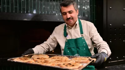 Bursa'da Yıldırım Belediye Başkanı Oktay Yılmaz, Tarihi Taş Fırın’da fırının