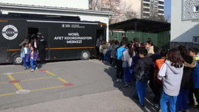 Bursa Büyükşehir Belediyesi, Deprem Haftası kapsamında Lütfi Banuşoğlu İlkokulu’nda öğrencilere