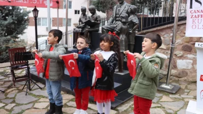 İzmit Belediyesi, Çanakkale Zaferi’nin 111. yılı dolayısıyla düzenlediği programda, şehitleri