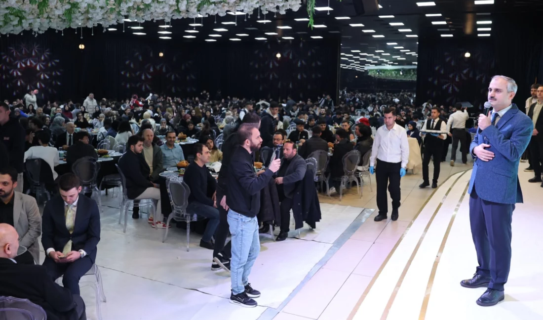 Çayırova Belediye Başkanı Bünyamin Çiftçi, bugün ilçedeki gençlerle iftarda bir