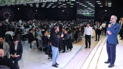 Çayırova Belediye Başkanı Bünyamin Çiftçi, bugün ilçedeki gençlerle iftarda bir