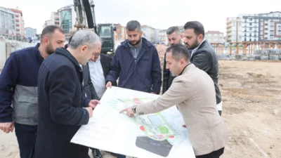 Çayırova Belediye Başkanı Bünyamin Çiftçi, Çayırova Kent Meydanı’ndaki çalışmaları yerinde