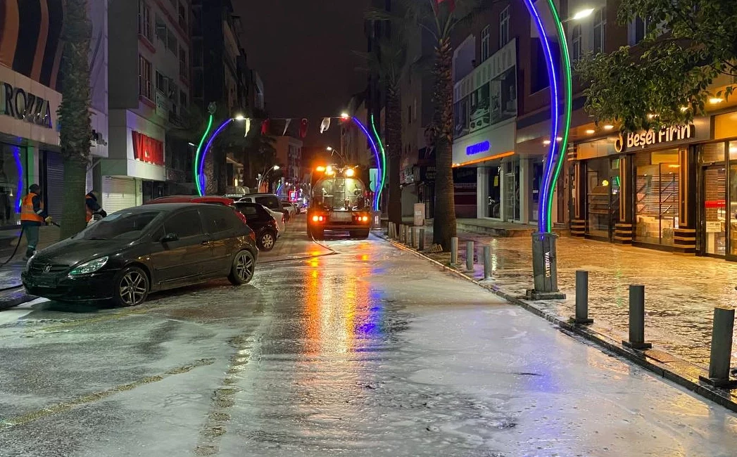 Çayırova Belediyesi Temizlik İşleri Müdürlüğü ekipleri, yaklaşan Ramazan Bayramı öncesinde