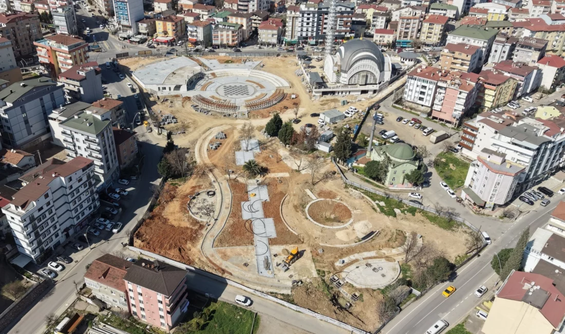 Çayırova Belediye Başkanı Bünyamin Çiftçi, Çayırova Kent Meydanı’nda devam eden