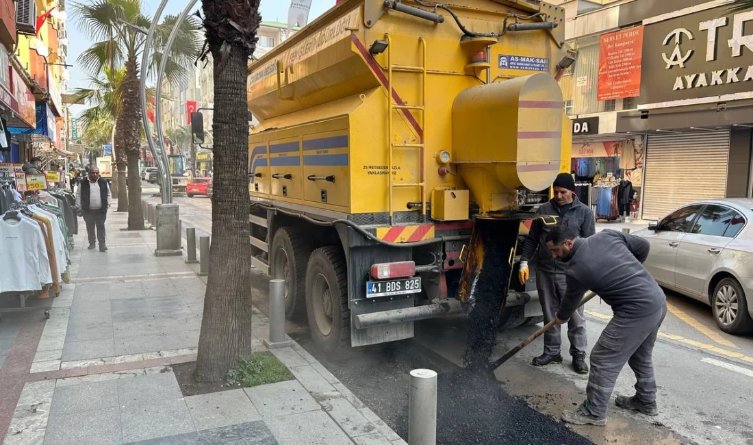 Çayırova Belediyesi Fen İşleri Müdürlüğü ekipleri, ilçenin en işlek caddesi