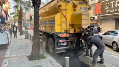 Çayırova Belediyesi Fen İşleri Müdürlüğü ekipleri, ilçenin en işlek caddesi