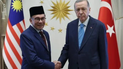 Cumhurbaşkanı Recep Tayyip Erdoğan, Malezya Başbakanı Enver İbrahim ile bir