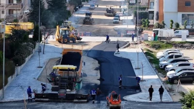 Denizli'de Gerzele Mahallesi Yavuz Sultan Selim Caddesi’nde asfalt serim çalışmaları başladı.