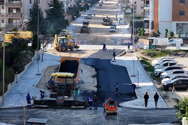 Denizli'de Gerzele Mahallesi Yavuz Sultan Selim Caddesi’nde asfalt serim çalışmaları başladı.