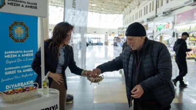 Diyarbakır Büyükşehir Belediyesi, Ramazan Bayramı dolayısıyla kentin farklı noktalarında yurttaşlara