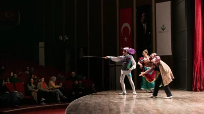 İzmir Büyükşehir Şehir Tiyatroları, “Don Kişot–Çağdaş Bir Masal” oyununu Torbalı’da