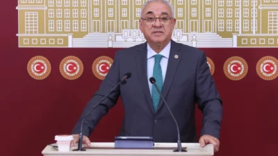 DSP Genel Başkanı Önder Aksakal, TBMM’de düzenlediği basın toplantısında emeklilere