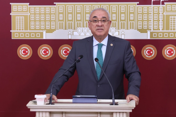 DSP Genel Başkanı Önder Aksakal, TBMM’de düzenlediği basın toplantısında emeklilere