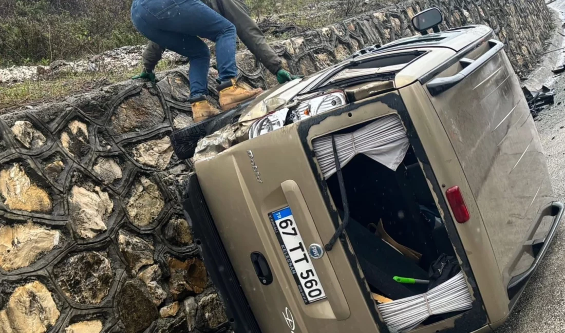 Akçakoca'da D-655 Karayolu'nda yağış nedeniyle kayganlaşan yolda araç kontrolden çıktı.