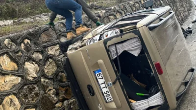 Akçakoca'da D-655 Karayolu'nda yağış nedeniyle kayganlaşan yolda araç kontrolden çıktı.