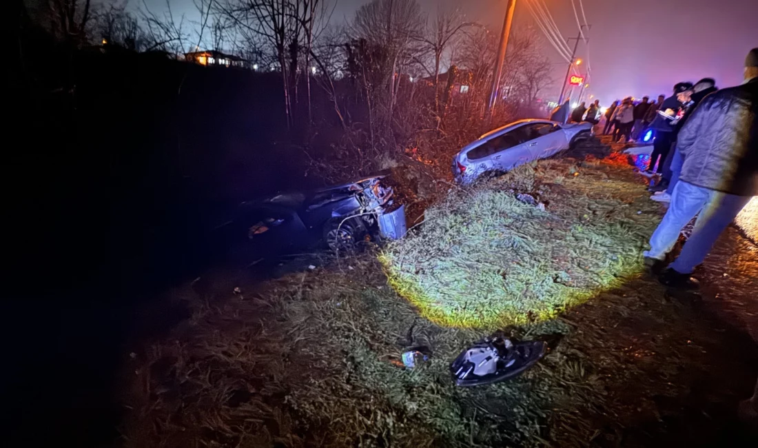 Düzce’de iki otomobilin çarpışarak yol kenarındaki boş su kanalına devrilmesi