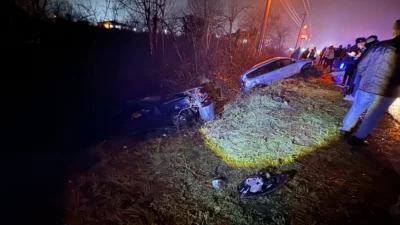 Düzce’de iki otomobilin çarpışarak yol kenarındaki boş su kanalına devrilmesi
