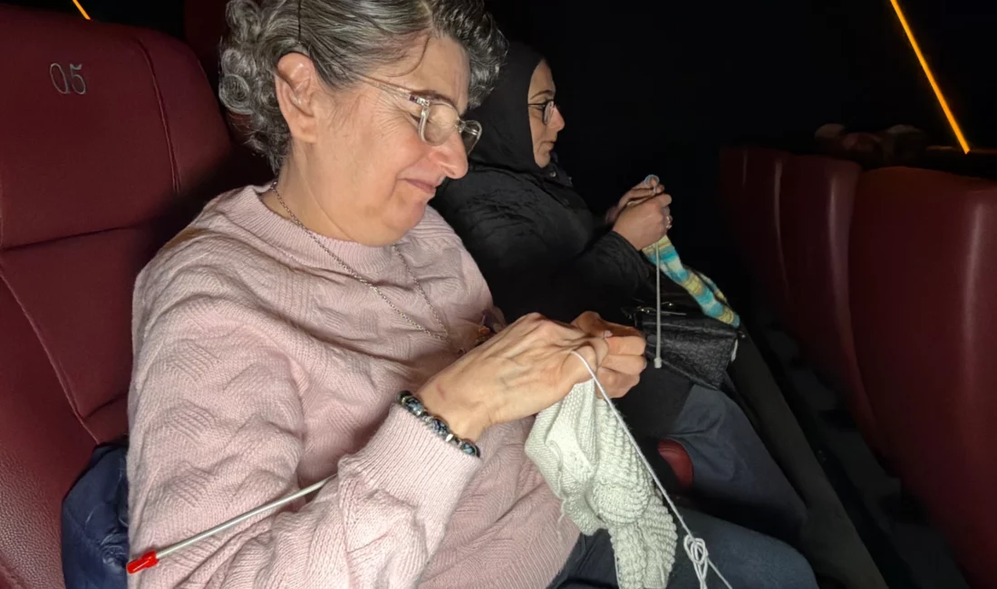 Düzce’de bir araya gelen kadınlar, sinema salonunda film izlerken ördükleri
