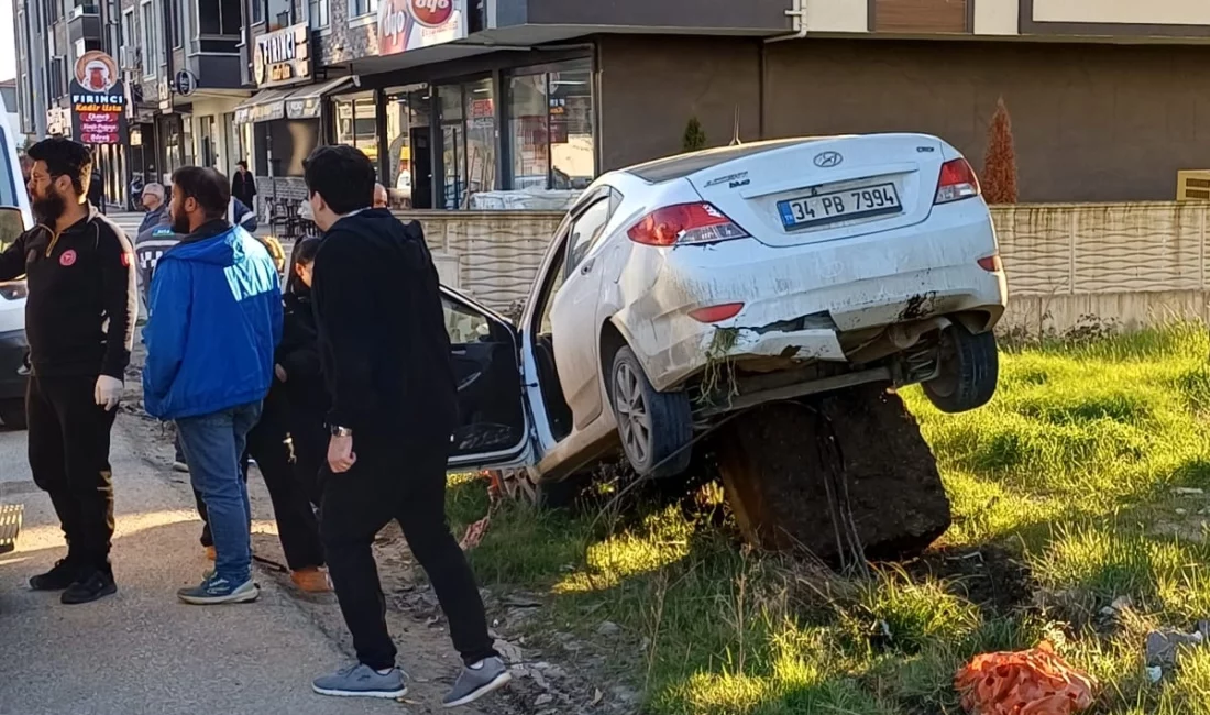 Düzce'de sürücüsünün direksiyon hakimiyeti kaybetmesiyle bir araç kayaya çarptı. İki