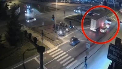 Düzce’de otomobil ile tırın çarpışması sonucu 1 kişi yaralandı.