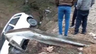 Düzce’de yağış nedeniyle kayganlaşan yolda kontrolden çıkan otomobilin yan refüje