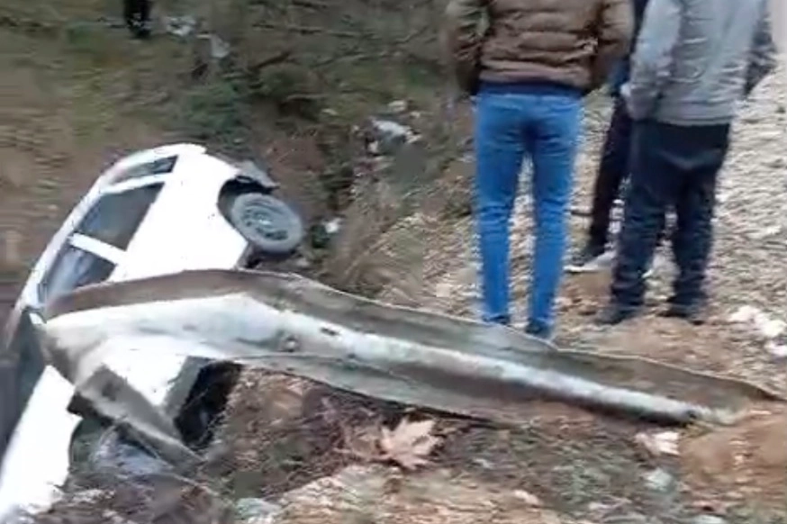 Düzce’de yağış nedeniyle kayganlaşan yolda kontrolden çıkan otomobilin yan refüje