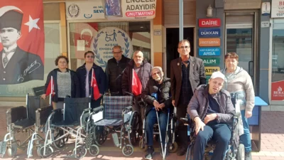 Emekli gazeteci-yazar Önkal Kılavuz, Keşan Engellileri Koruma Derneği’ne 5 adet
