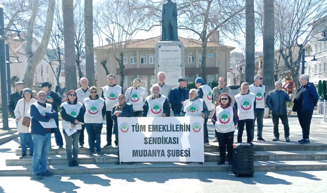 Bursa'nın Mudanya ilçesinde Tüm Emeklilerin Sendikası üyeleri, Mütareke Meydanı’nda yaptıkları