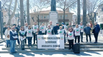 Bursa'nın Mudanya ilçesinde Tüm Emeklilerin Sendikası üyeleri, Mütareke Meydanı’nda yaptıkları